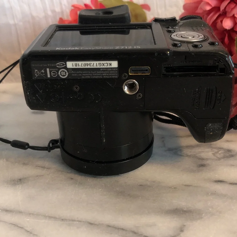 KODAK DIGITAL 35 MM EASY SHARE camera zoom lens 4.0 MPX built flash & guide book